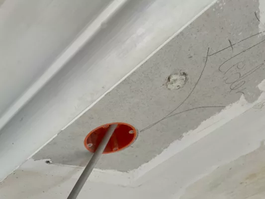 Montering af porcelænskontakter og loftslamper