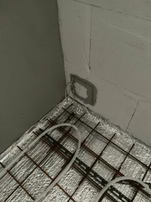 Montering af porcelænskontakter og loftslamper